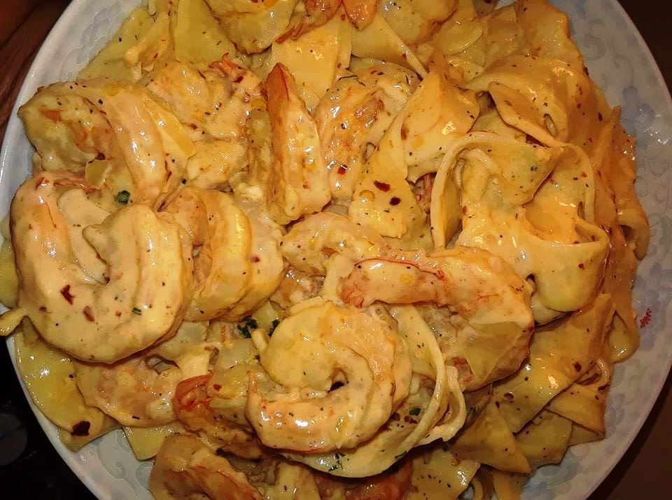 Ζυμαρικά με γαρίδες με σπιτική σάλτσα Ζυμαρικά με γαρίδες με σπιτική σάλτσα