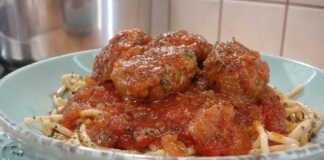 Κεφτεδάκια με ζυμαρικά ολικής άλεσης και κόκκινη σάλτσα Κεφτεδάκια με ζυμαρικά ολικής άλεσης και κόκκινη σάλτσα