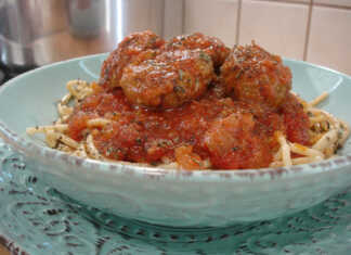 Κεφτεδάκια με ζυμαρικά ολικής άλεσης και κόκκινη σάλτσα