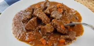 Κοκκινιστό κρεας σε σάλτσα λαχανικών και κόκκινο κρασί Κοκκινιστο κρέας