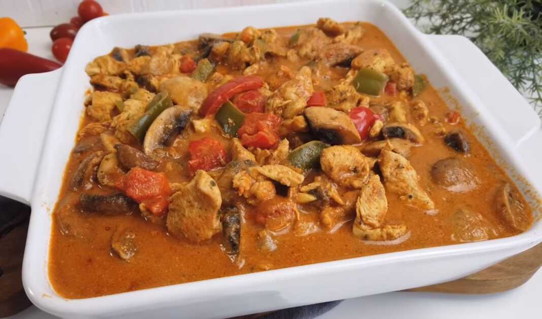 Κοτόπουλο σε σάλτσα μανιτάρια Κοτόπουλο σε σάλτσα μανιτάρια