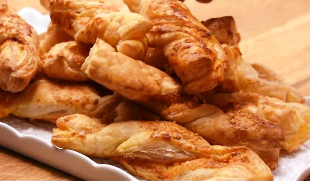 Κριτσίνια με πάπρικα και τυρι Κριτσίνια με πάπρικα και τυρι