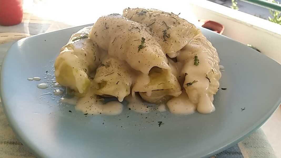 Λαχανοντολμάδες Λαχανοντολμάδες με σάλτσα βελουτέ