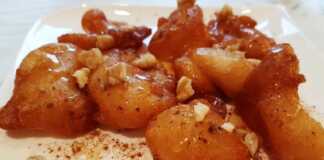 Τραγανοί και Αφράτοι Λουκουμάδες με μέλι και κανέλα σε πιάτο.