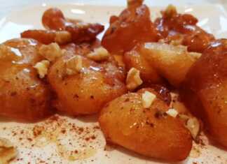 Τραγανοί και Αφράτοι Λουκουμάδες με μέλι και κανέλα σε πιάτο.