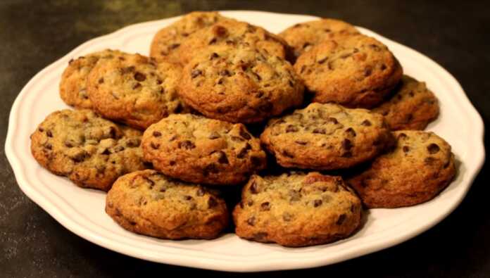 Μπισκοτά με σοκολάτα και καρυδι Μπισκοτά με σοκολάτα και καρυδι