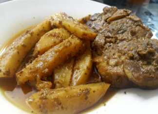 Ζουμερές Χοιρινές Μπριζόλες Λαιμού με Πατάτες στον Φούρνο, σερβιρισμένες σε πιάτο, με πλούσια σάλτσα