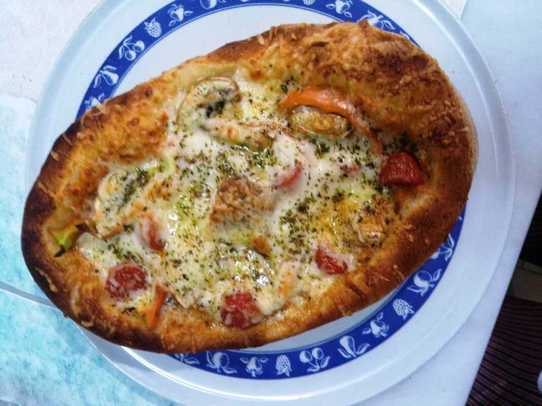 Πίτσα με λαχανικά Πίτσα με λαχανικά