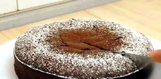 Σοκολατόπιτα με 2 υλικά, πασπαλισμένη με ζάχαρη άχνη, με αφράτη υφή.