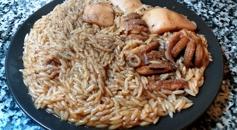 Σουπιές Κοκκίνιστες με Μανέστρα Σουπιές Κοκκίνιστες με Μανέστρα