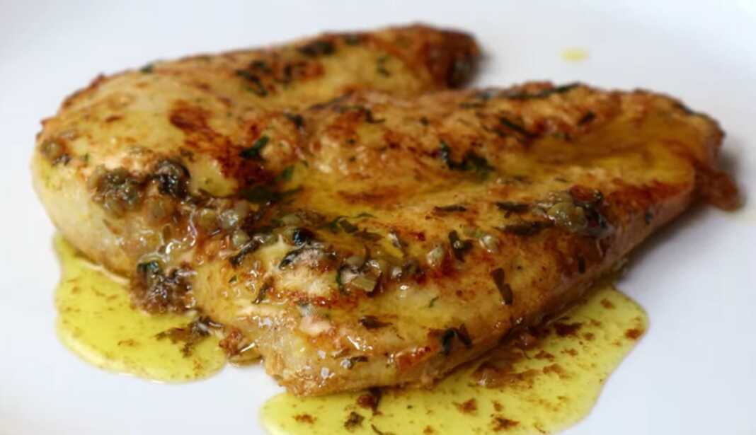 Στήθος κοτόπουλο Στήθος κοτόπουλο μαγειρεμένο σε τηγάνι με σάλτσα λεμονιού, σκόρδου και μαϊντανού.