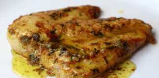 Στήθος κοτόπουλο μαγειρεμένο σε τηγάνι με σάλτσα λεμονιού, σκόρδου και μαϊντανού.