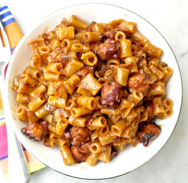 Χταποδάκι με κοφτό μακαρονακι Χταποδάκι με κοφτό μακαρονακι