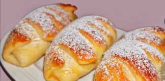 Υπέροχα κρουασανάκια με βελούδινη κρέμα Πιάτο με χρυσαφένια, αφράτα κρουασανάκια, πασπαλισμένα με ζάχαρη άχνη, με διακριτική γέμιση κρέμας να φαίνεται στο εσωτερικό τους.