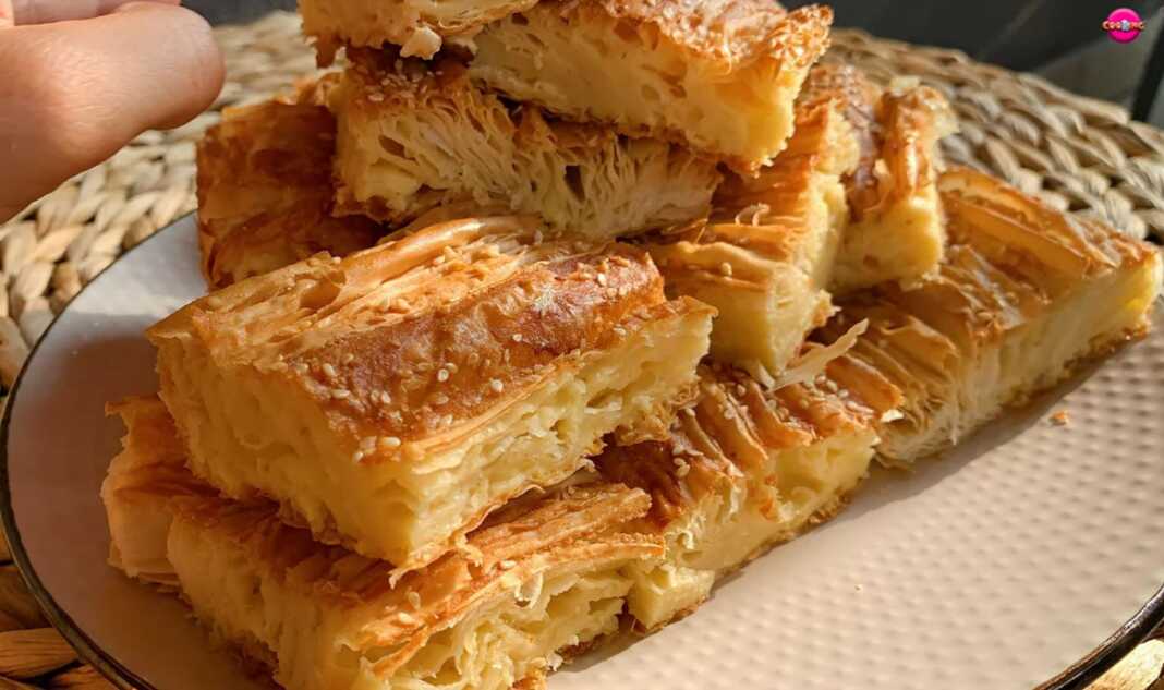 Ταψί με αλμυρή πίτα φτιαγμένη με τυλιγμένα έτοιμα φύλλα και πασπαλισμένη με σουσάμι.