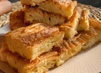 Ταψί με αλμυρή πίτα φτιαγμένη με τυλιγμένα έτοιμα φύλλα και πασπαλισμένη με σουσάμι.