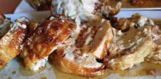 Φέτες από ζουμερό Ρολό Κοτόπουλο με σάλτσα μουστάρδας.