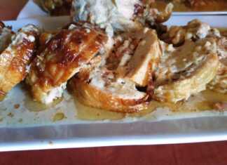 Φέτες από ζουμερό Ρολό Κοτόπουλο με σάλτσα μουστάρδας.