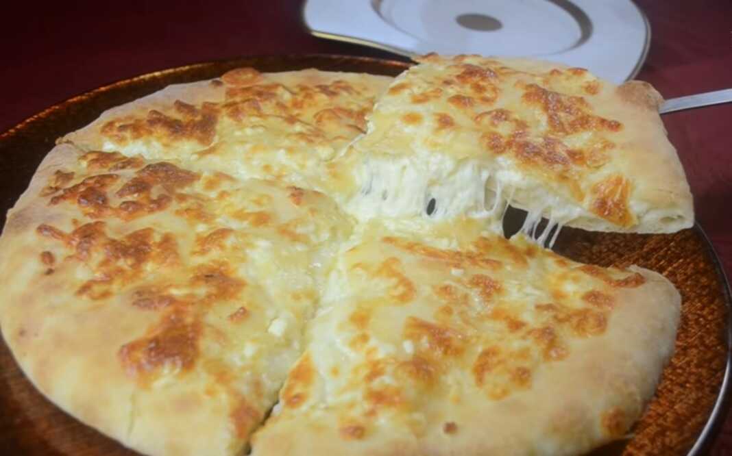 Αφράτο Τυρόψωμο και Πεινιρλί μόλις βγήκε από τον φούρνο.