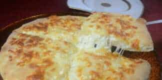 Αφράτο Τυρόψωμο και Πεινιρλί μόλις βγήκε από τον φούρνο.