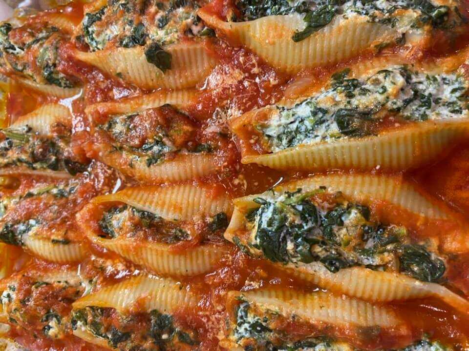 Κοχύλια γεμιστά με σπανάκι και ρικότα Κοχύλια γεμιστά με σπανάκι και ρικότα