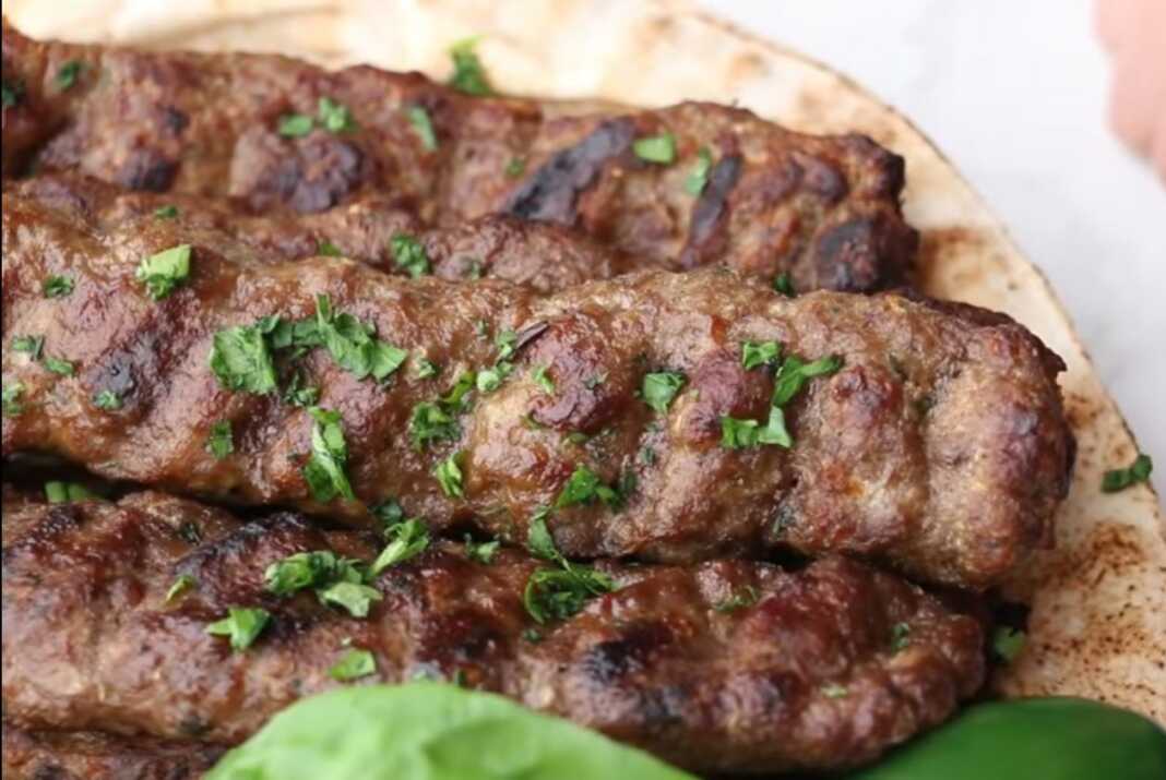 Ζουμερά κεμπάπ με μοσχαρίσιο και αρνίσιο κιμά και σάλτσα γιαουρτιού