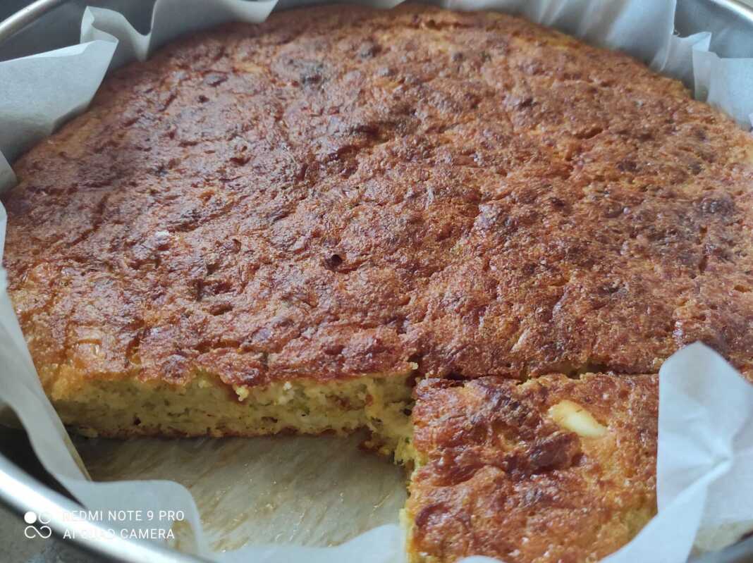 kolokithotiropita Ταψί με την Κολοκυθοτυρόπιτα μόλις βγήκε από τον φούρνο, με χρυσαφένια κρούστα.