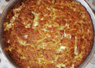 Μια λαχταριστή χρυσαφένια μπατζίνα με κολοκύθι και τριμμένη φέτα μέσα στο ταψί της κομμένη σε τετράγωνα κομμάτια