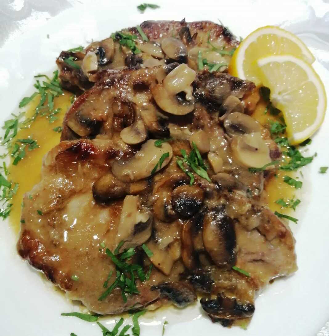 Χοιρινές μπριζόλες λαιμού με σάλτσα μανιταριών