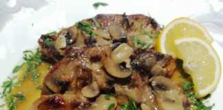 Χοιρινές μπριζόλες λαιμού με σάλτσα μανιταριών