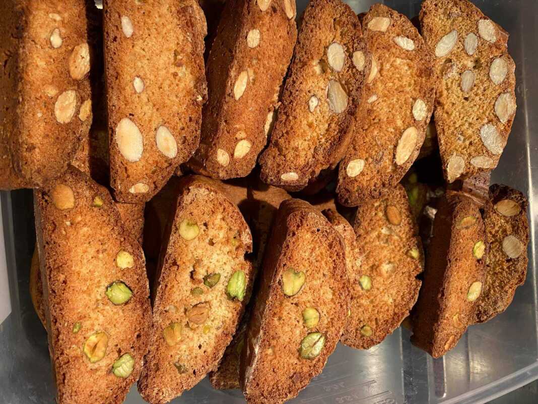 Παξιμάδια Τοσκάνης** (Cantucci) κομμένα σε φέτες, έτοιμα για το δεύτερο ψήσιμο.