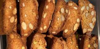 Παξιμάδια Τοσκάνης** (Cantucci) κομμένα σε φέτες, έτοιμα για το δεύτερο ψήσιμο.