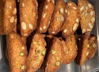 Παξιμάδια Τοσκάνης** (Cantucci) κομμένα σε φέτες, έτοιμα για το δεύτερο ψήσιμο.