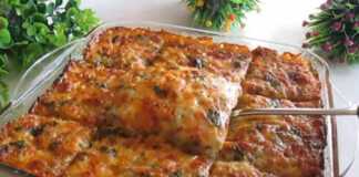 Ένα πυρέξ με ογκρατέν λαχανικών που αχνίζει, με λιωμένο τυρί τσένταρ και πασπαλισμένη πάπρικα στην επιφάνεια