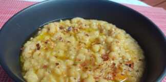 Ζεστή και μελωμένη ρεβυθάδα με ροδέλες καρότου και πράσο σερβιρισμένη σε πήλινο μπολ με φρέσκο ελαιόλαδο