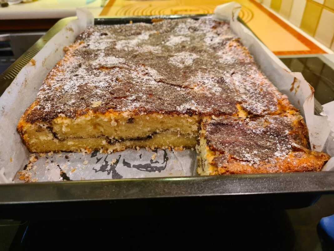 Βουτυράτο Κέικ Ταψιού Το ψημένο **Αφράτο Κέικ Κανέλας** μέσα στο ταψί, πασπαλισμένο με κυβάκια