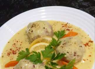 Ζεστά γιουβαρλάκια φρικασέ σε βαθύ πιάτο, πασπαλισμένα με άνηθο.