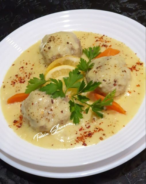 Γιουβαρλάκια με σάλτσα Ζεστά γιουβαρλάκια φρικασέ σε βαθύ πιάτο, πασπαλισμένα με άνηθο.