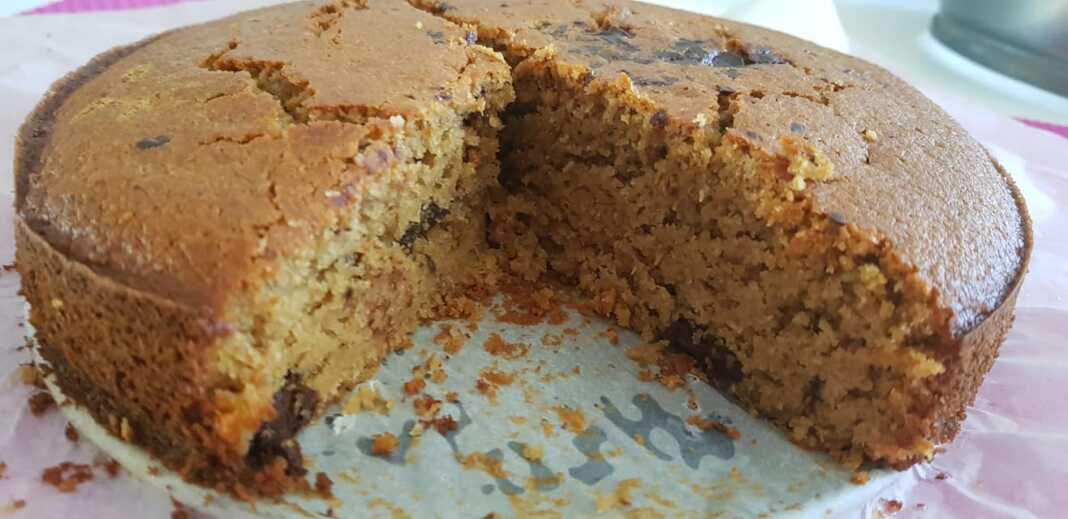 Κέικ βρώμης με τριμμένη καρύδα και τσιπ μαύρης σοκολάτας