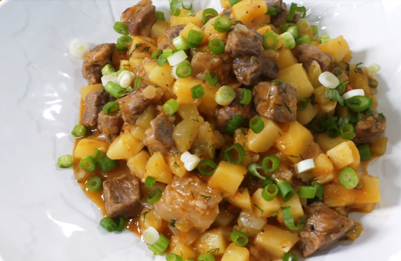 Κρέας με πατάτες στο τηγάνι με φρέσκο κρεμμυδάκι