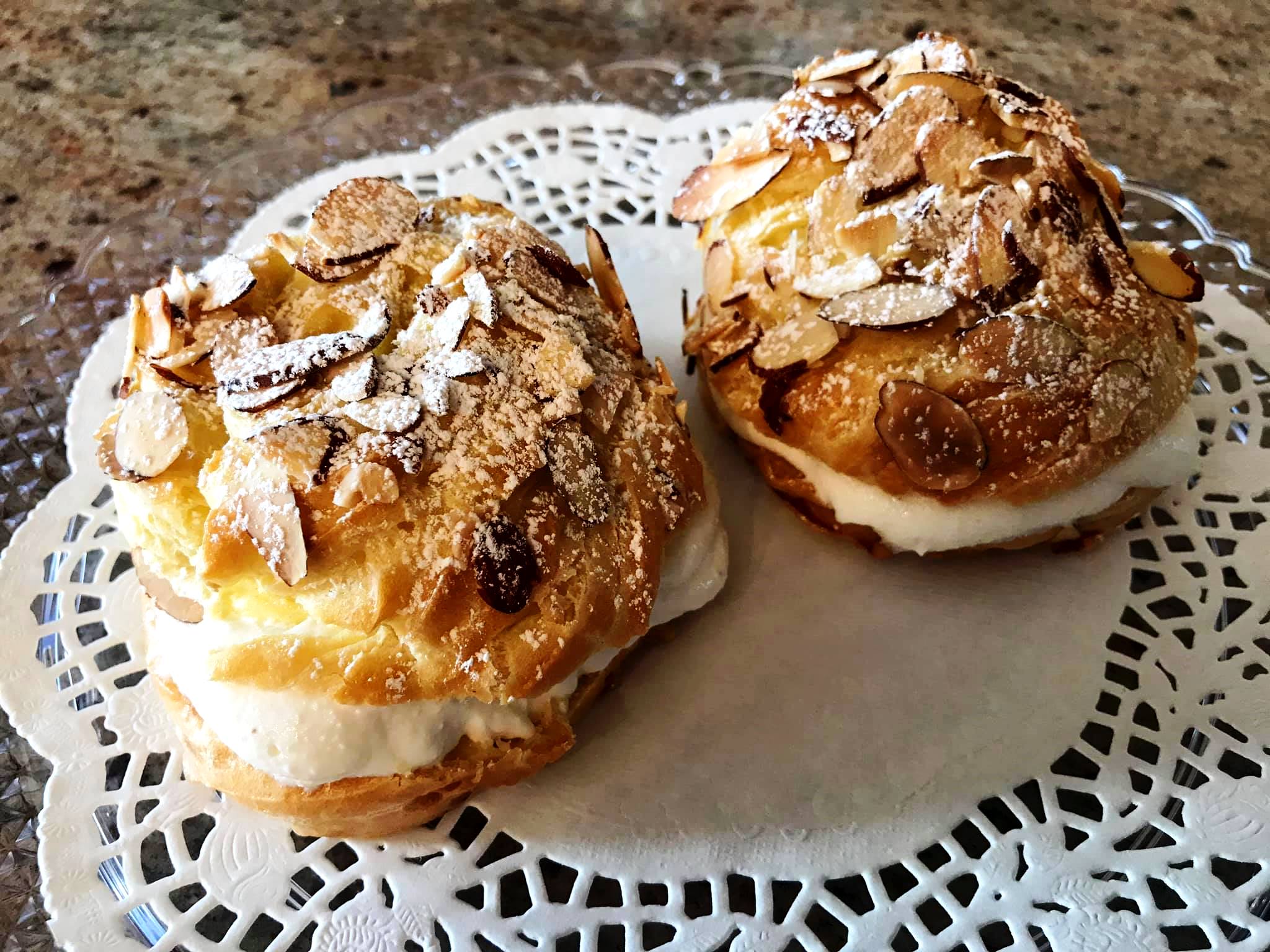 Λουκουκουμάδες Γεμιστοί και αμυγδαλο0