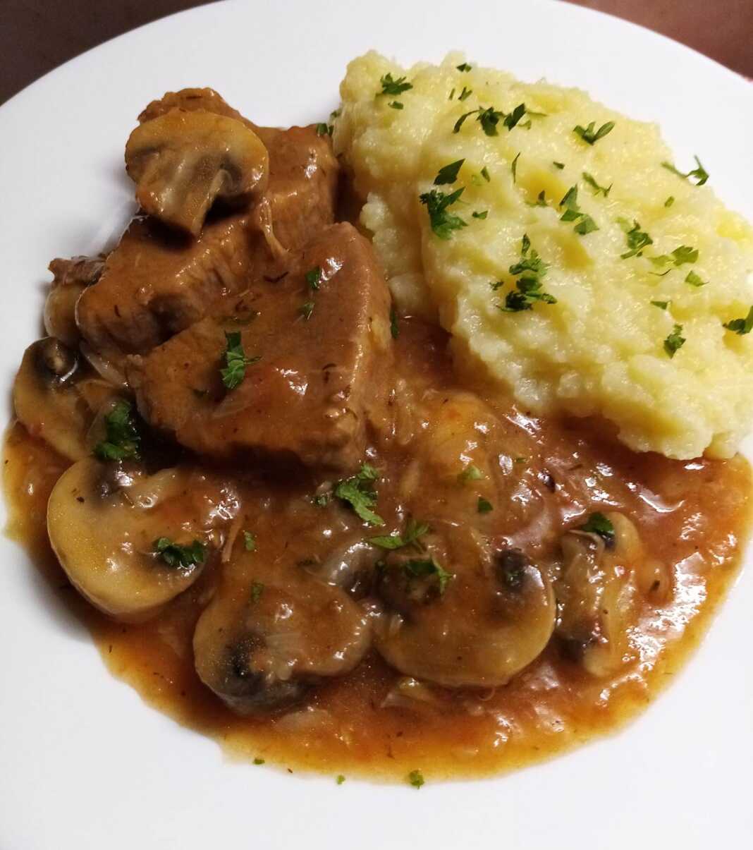 Μοσχάρι σε σάλτσα μανιταριών Μοσχάρι σε σάλτσα μανιταριών