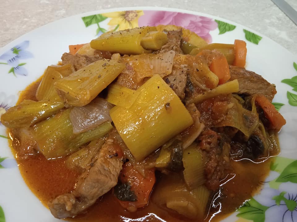 Μοσχαράκι με πρασα και καρότα Μοσχαράκι με πρασα και καρότα