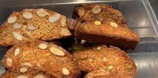 Παξιμάδια Τοσκάνης** (Cantucci) κομμένα σε φέτες, έτοιμα για το δεύτερο ψήσιμο.