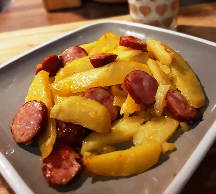 Πατάτες με λουκάνικα Πατάτες με λουκάνικα