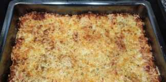 Μία ολόκληρη Σπιτική Πίτσα 4 Τυριά, έτοιμη να κοπεί σε κομμάτια, με τα λιωμένα τυριά να αστράφτουν.