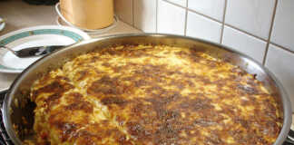 Ένα ταψί με λαχταριστό Σουφλέ Ζυμαρικών - Ογκρατέν έτοιμο να μπει στον φούρνο