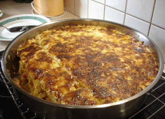 Ένα ταψί με λαχταριστό Σουφλέ Ζυμαρικών - Ογκρατέν έτοιμο να μπει στον φούρνο