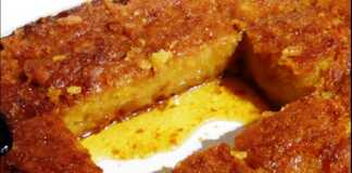 Ένα κομμάτι σιροπιαστού κέικ κολοκύθας με σιμιγδάλι σε ένα ταψι.