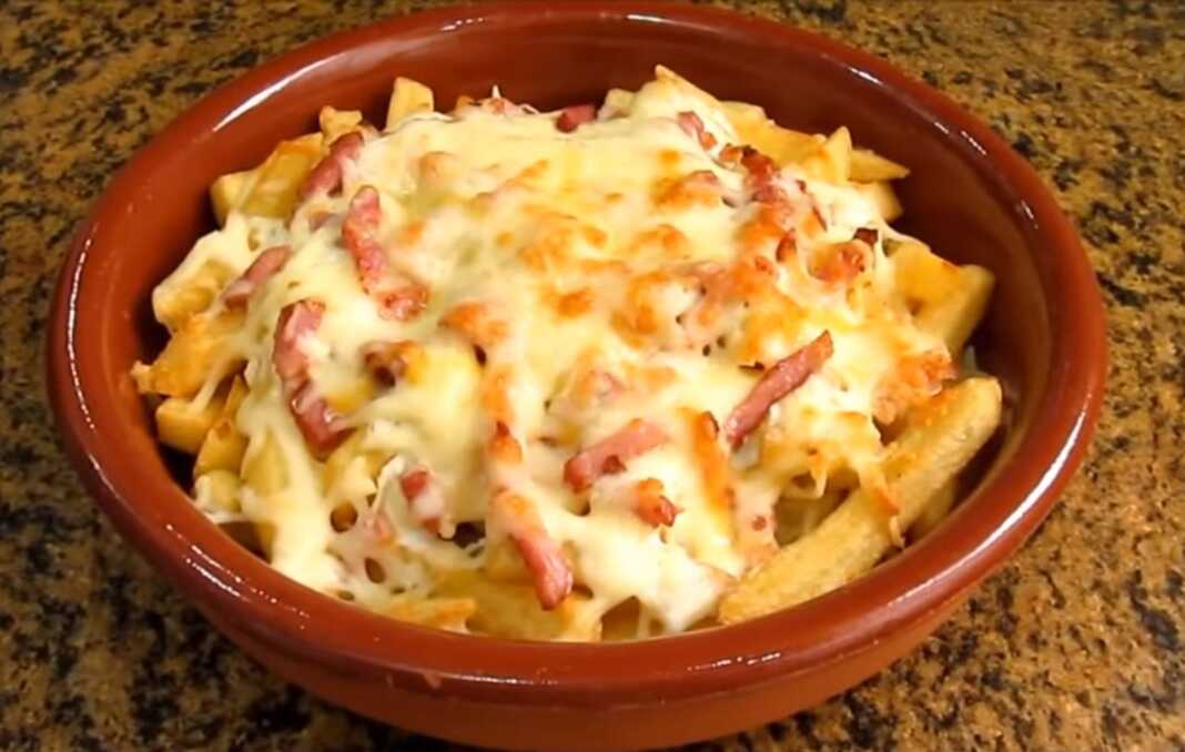 Τηγανιτές Πατάτες με λευκή σλατσα και μπεικον Τηγανιτές Πατάτες με λευκή σλατσα και μπεικον